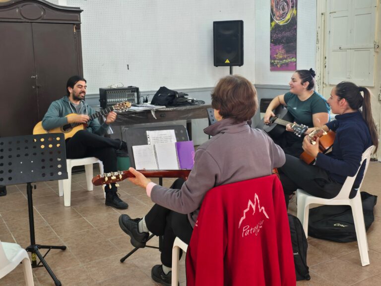 Taller de guitarra en el Liceo Municipal Olindo Strada: formación musical para jóvenes y adultos