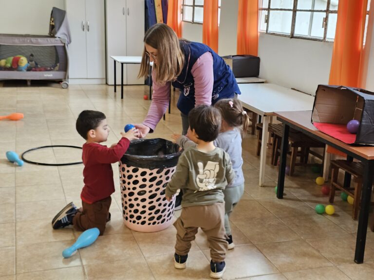 La Guardería Municipal de Sastre impulsa actividades de desarrollo motriz a través del juego