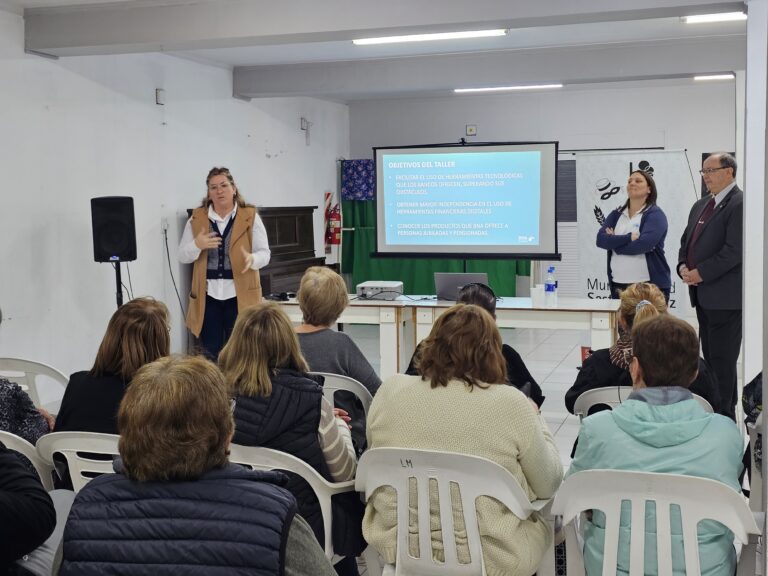 Sastre y Ortiz realizó un taller de educación financiera destinado a personas mayores